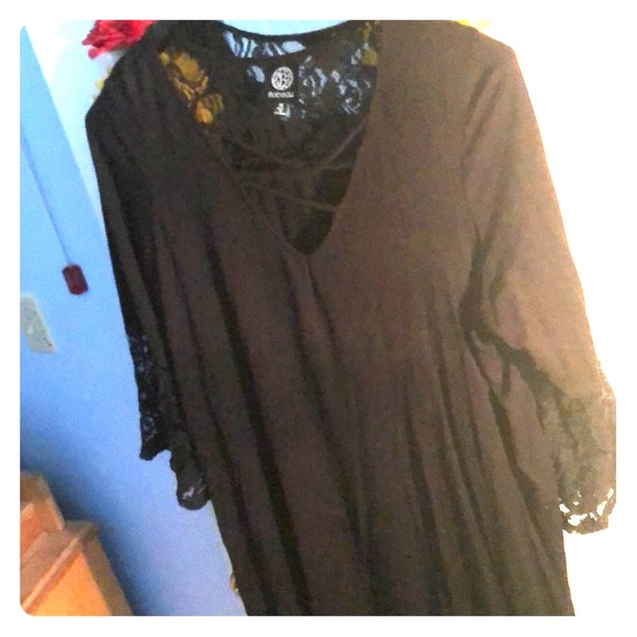 Blouse with lace arms and back - Picture 1 of 4